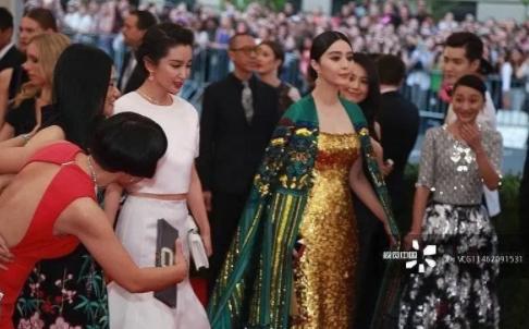 娱乐吃瓜女明星走红毯,女明星们的时尚秀与尴尬瞬间 第3张 娱乐吃瓜女明星走红毯,女明星们的时尚秀与尴尬瞬间 第3张